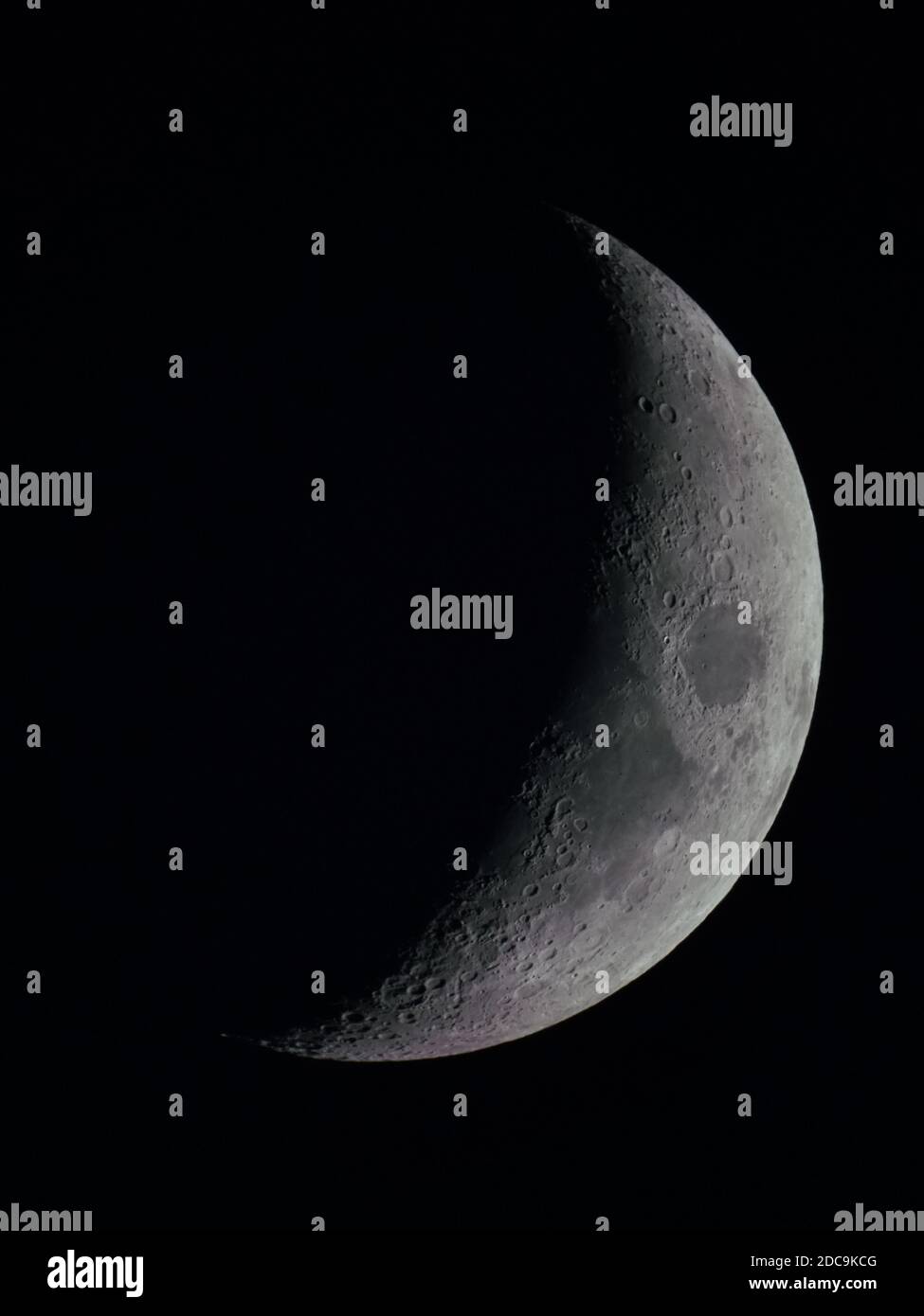 Immagine ad alta risoluzione di una luna crescente cerante Foto Stock