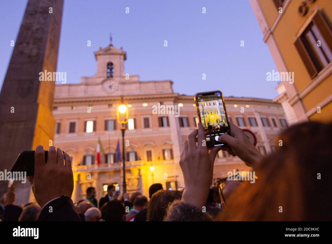 Roma, Italia. 19 Nov 2020. Il Sindaco di Catanzaro Sergio Abramo spiega l'esito dell'incontro con il primo Ministro Giuseppe Conte (Foto di Matteo Nardone/Pacific Press) Credit: Pacific Press Media Production Corp./Alamy Live News Foto Stock