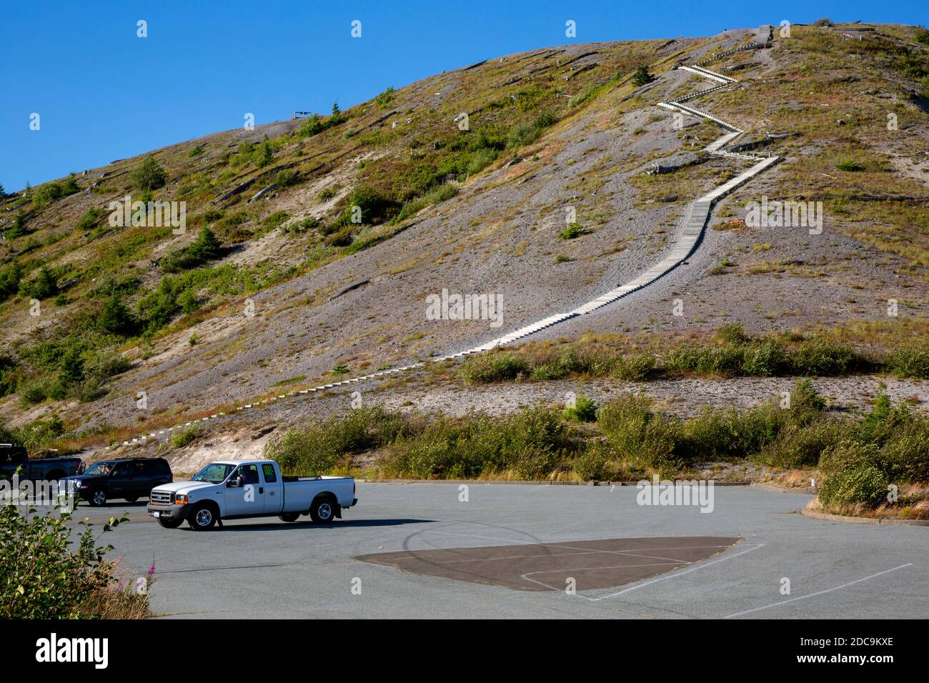 WA18319-00...WASHINGTON - il parcheggio e il sentiero di Windy Ridge conducono alla vista del Mount St. Helens National Volcanic Monument. Foto Stock