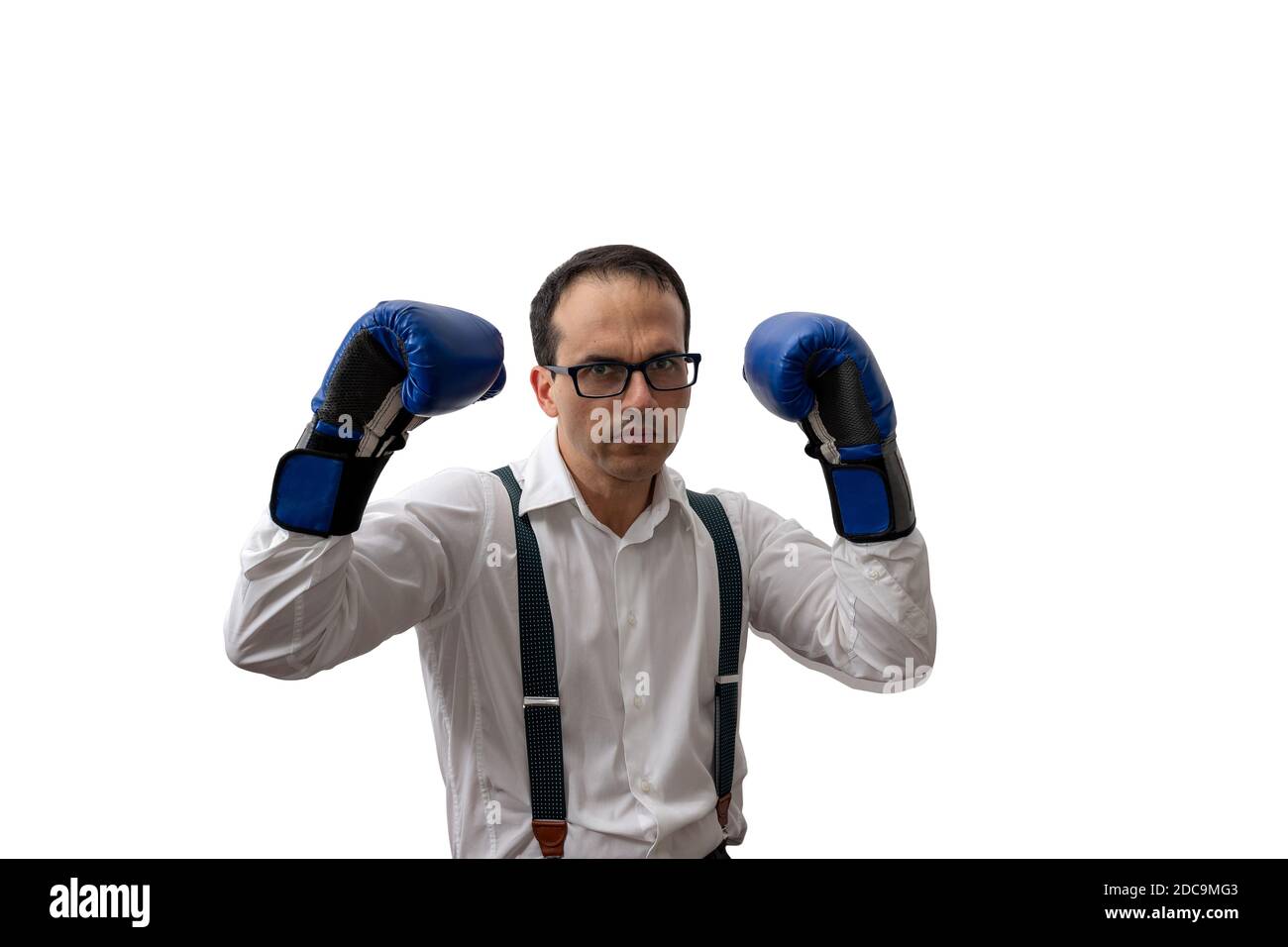 Uomo in abiti formali, sospetti, occhiali e guanto da boxe (fondo bianco). Foto Stock