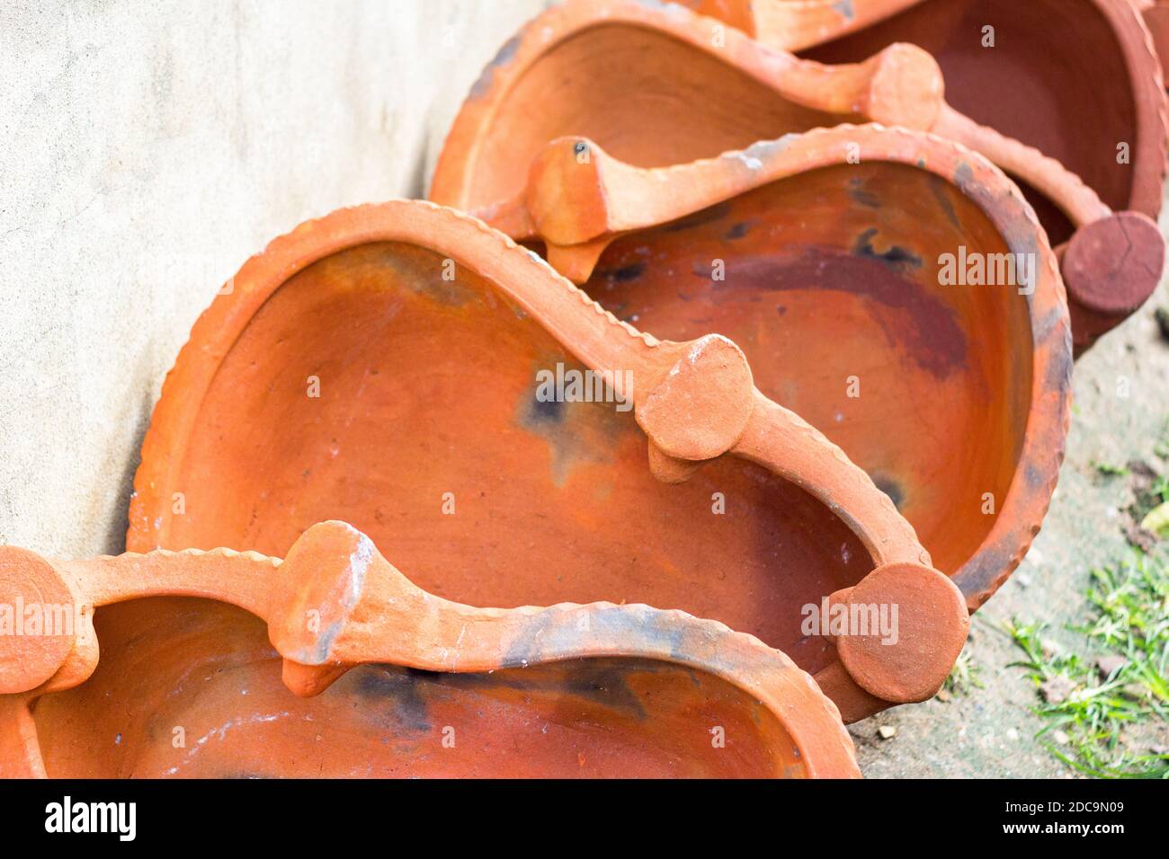 Stufe tradizionali in argilla presso un negozio di artigianato locale a Cagayan, Filippine Foto Stock