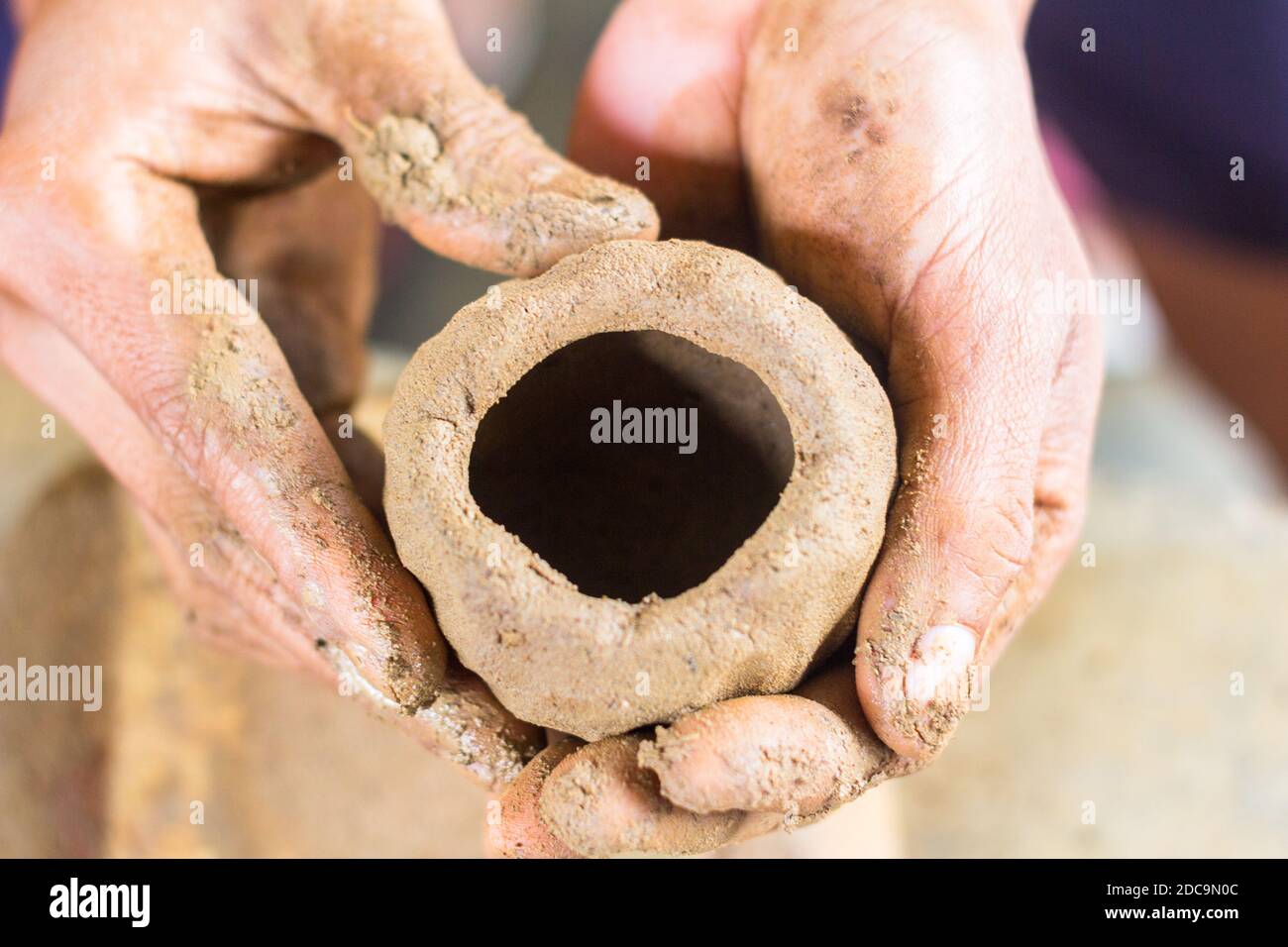 Mani che stampano argilla per preparare vasi a Cagayan, Filippine Foto Stock