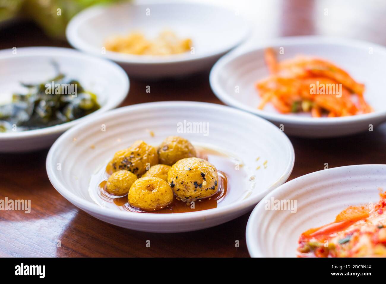 Banchan in un ristorante coreano a Clark, Pampanga, Filippine Foto Stock