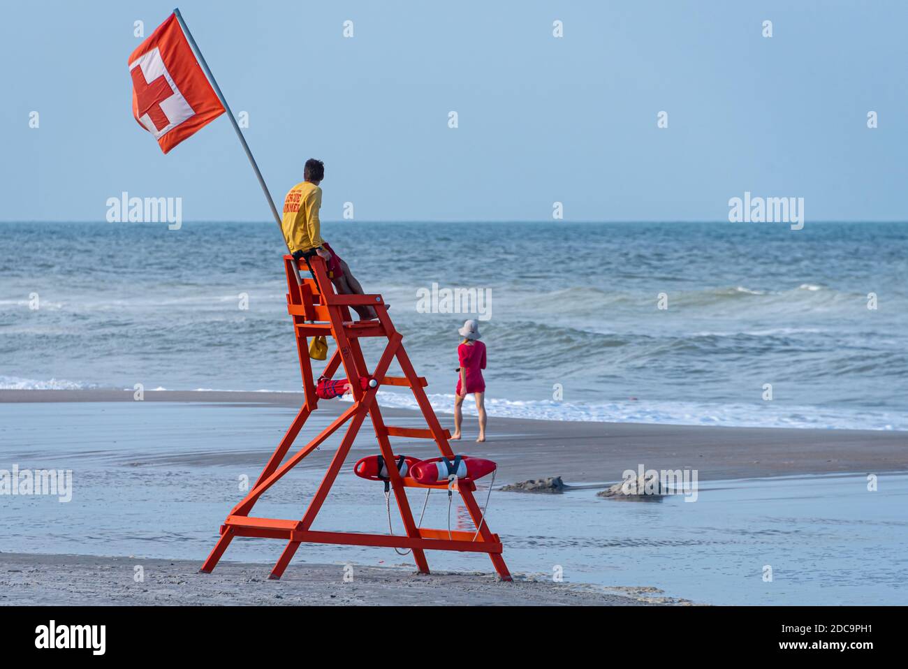 Goditi una passeggiata serale lungo il litorale a Jacksonville Beach, Florida. (STATI UNITI) Foto Stock