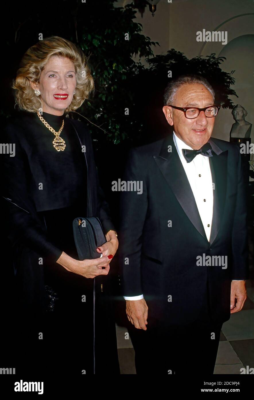Washington DC, USA, 16 novembre 1988 l'ex Segretario di Stato Henry Kissinger e sua moglie Nancy arrivano alla Casa Bianca per partecipare alla cena di Stato in onore del primo Ministro Margaret Thatcher Foto Stock