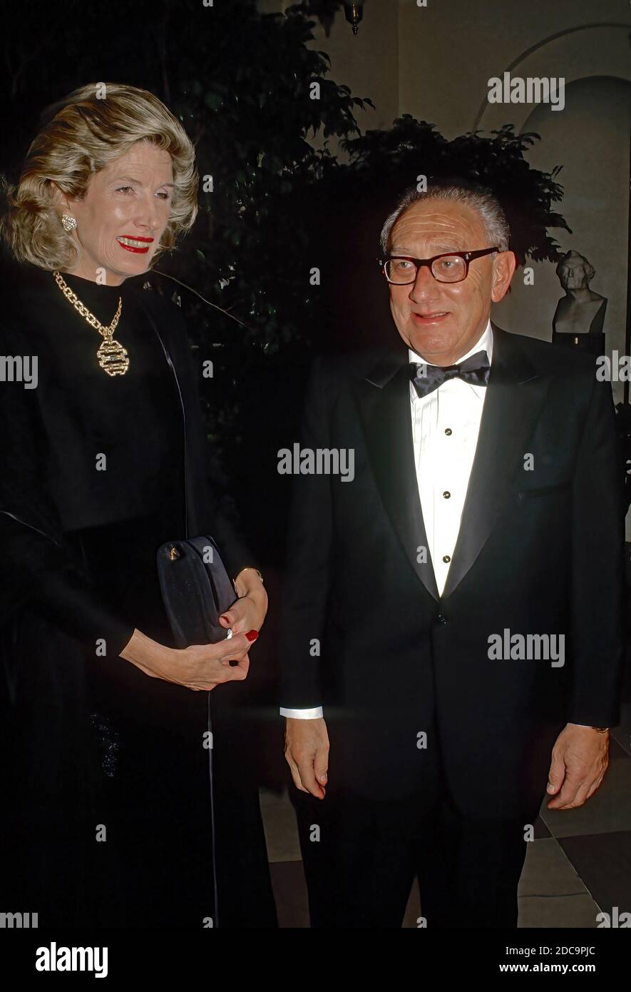 Washington DC, USA, 16 novembre 1988 l'ex Segretario di Stato Henry Kissinger e sua moglie Nancy arrivano alla Casa Bianca per partecipare alla cena di Stato in onore del primo Ministro Margaret Thatcher Foto Stock