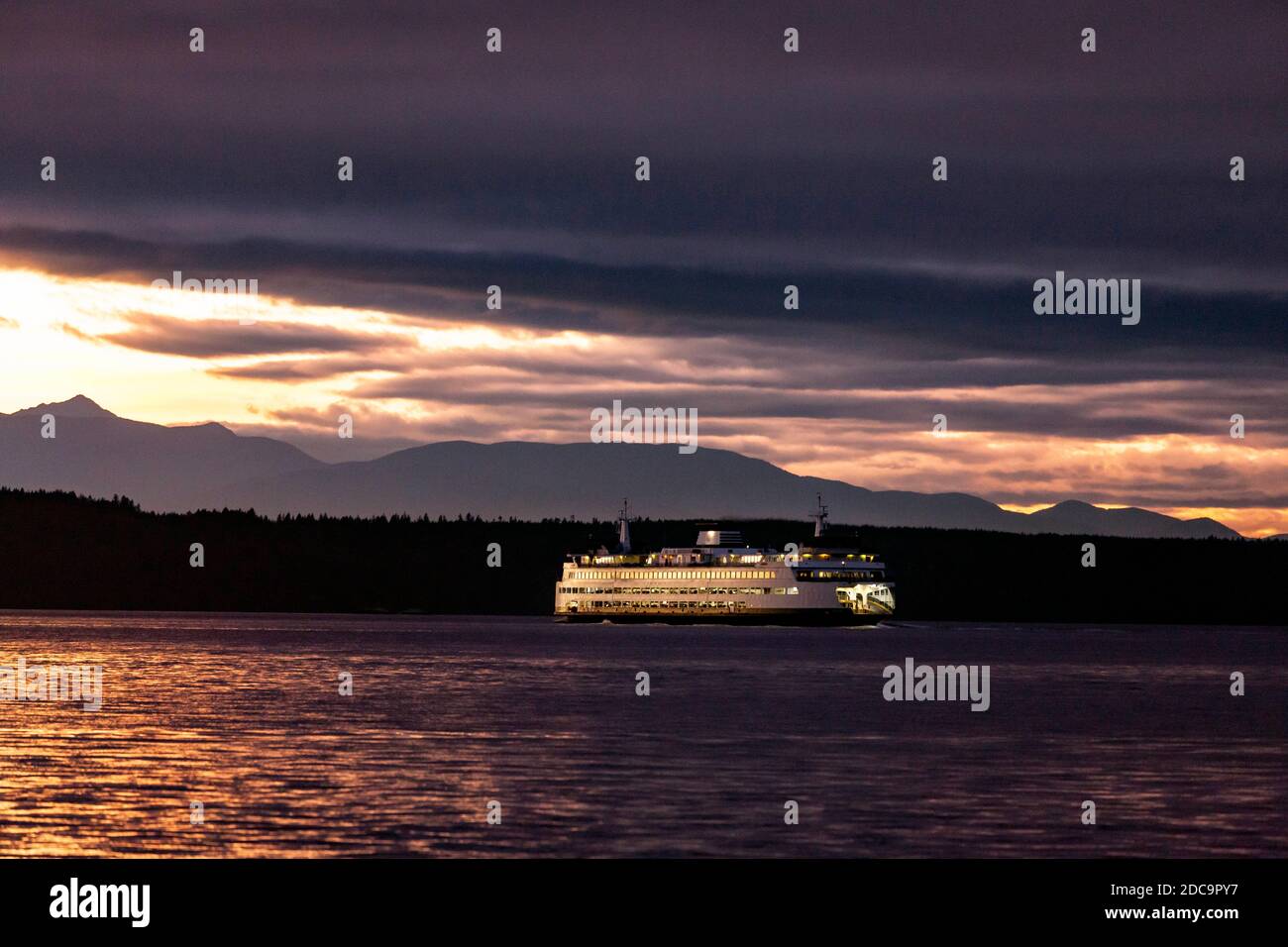 WA17896-00....WASHINGTON - Barca del traghetto Puyallup al molo di Edmonds. Il traghetto attraversa il Puget Sound circa ogni 30 minuti tra Edmonds Foto Stock