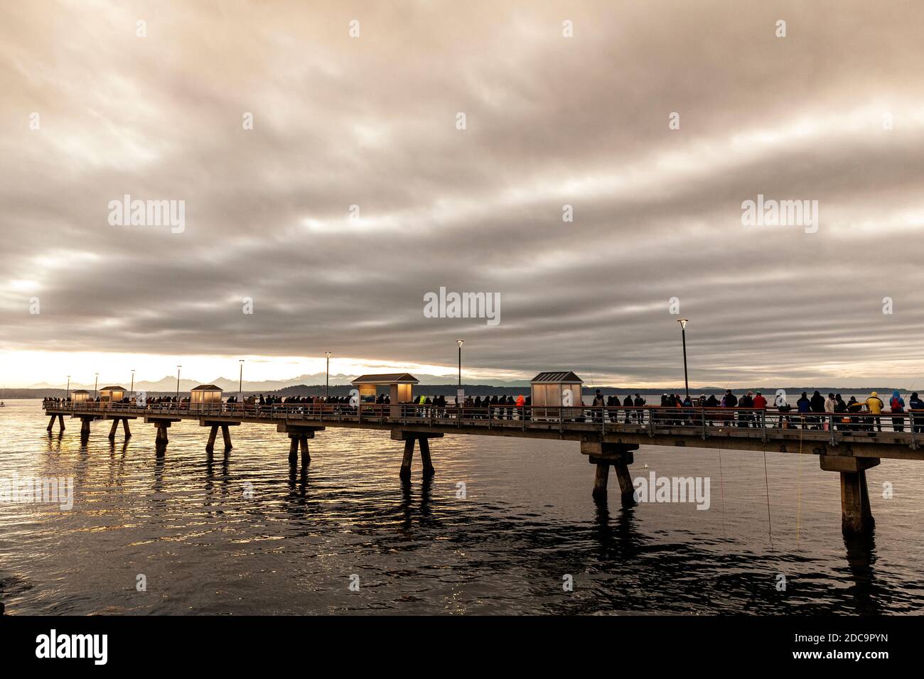 WA178987-00....WASHINGTON - Edmonds pesca Pier sul Puget Sound al tramonto. Foto Stock