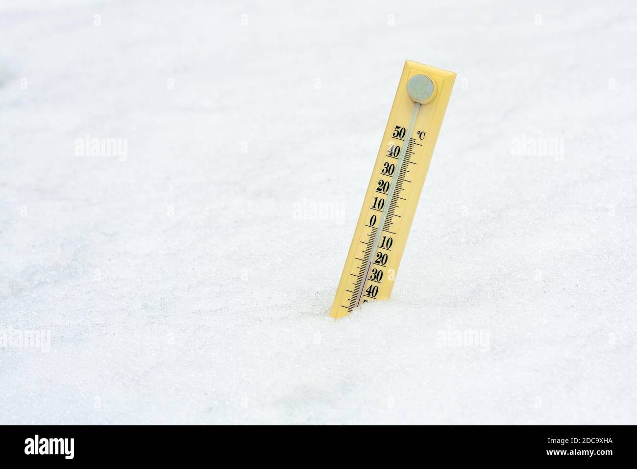 Periodo invernale. Il termometro nella neve mostra temperature molto basse. Venti gradi sotto zero gradi celsius. Concetto di previsioni del tempo. Foto Stock