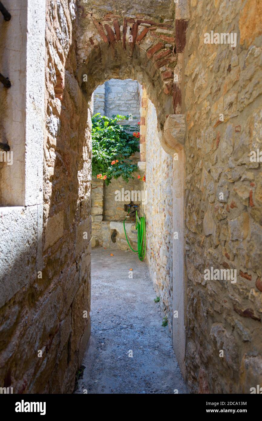 Stretta strada ad arco in Mesta, Chios, Grecia Foto Stock