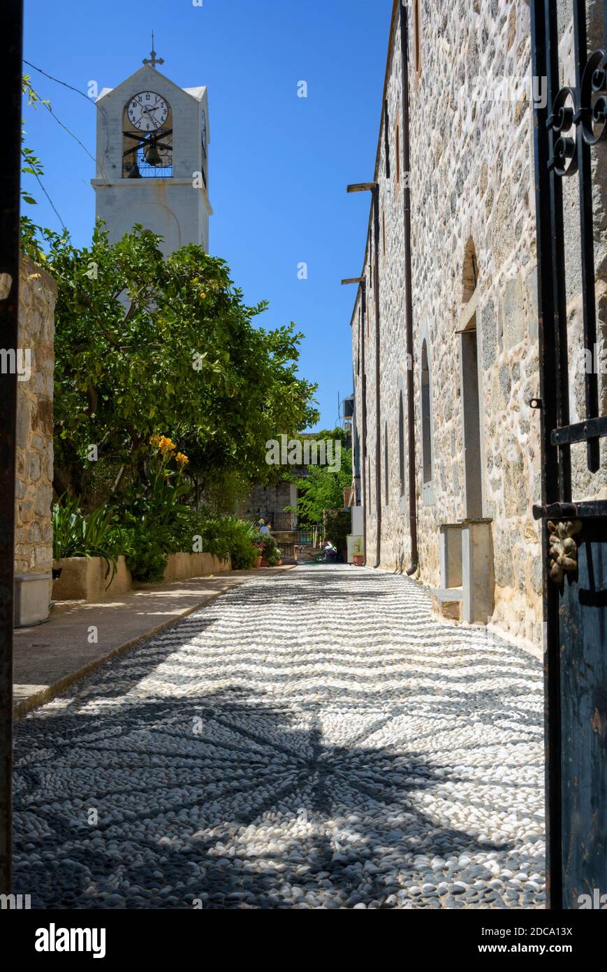 Bel cortile fuori di una chiesa nel villaggio di Mesta, Chios, Grecia Foto Stock