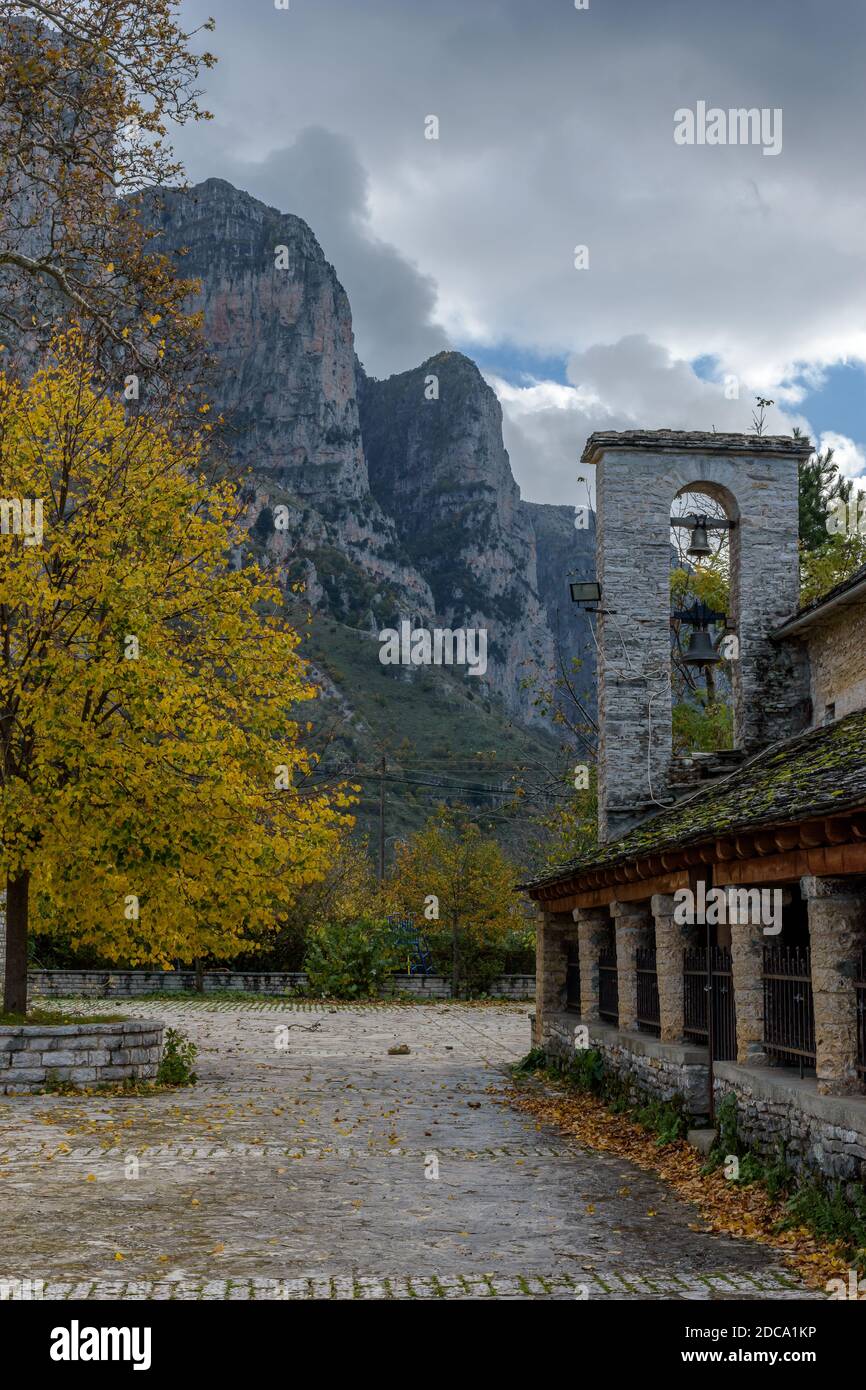 Antica chiesa in pietra di san tryphon nel villaggio di Vikos durante la stagione autunnale situata nel monte Tymfi Zagori, Epiro, Grecia, Europa Foto Stock