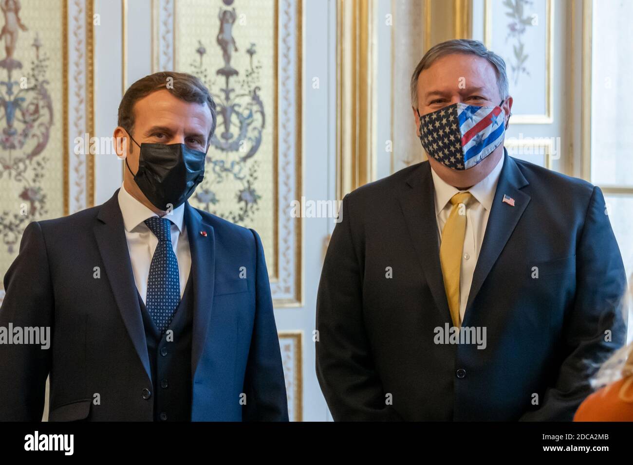 PARIGI, FRANCIA - 16 novembre 2020 - il Segretario di Stato americano Michael R. Pompeo saluta il Presidente francese Emmanuel Macron dopo il loro incontro i Foto Stock