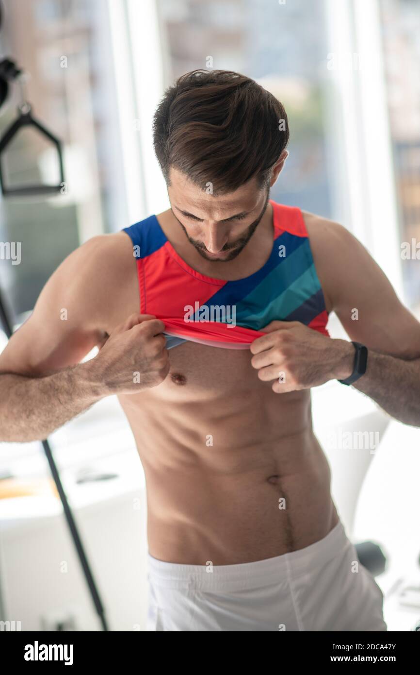 Immagine di un uomo con forti muscoli addominali Foto Stock