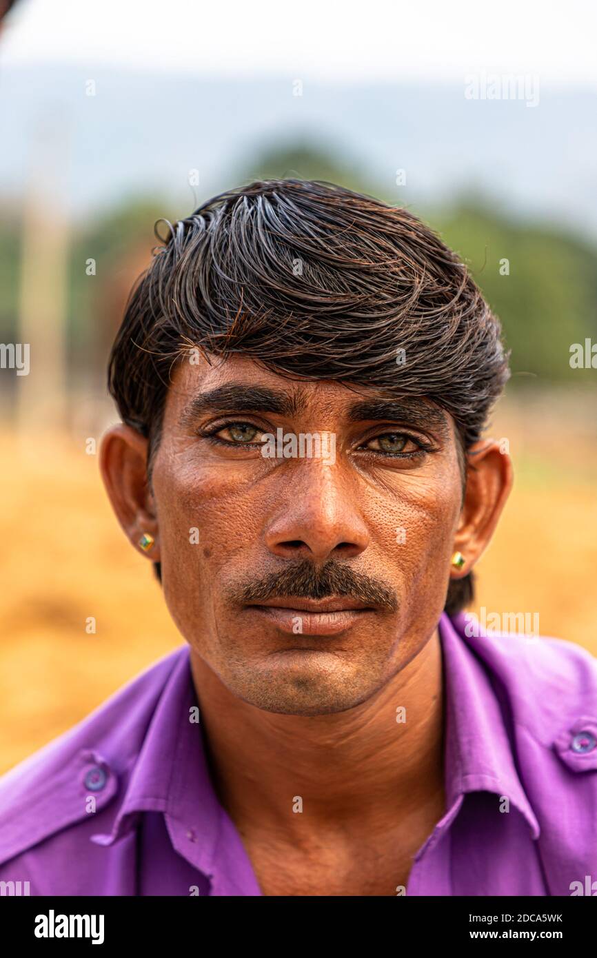 ritratto di un uomo,volti di rajasthan,volti di pushkar. Foto Stock