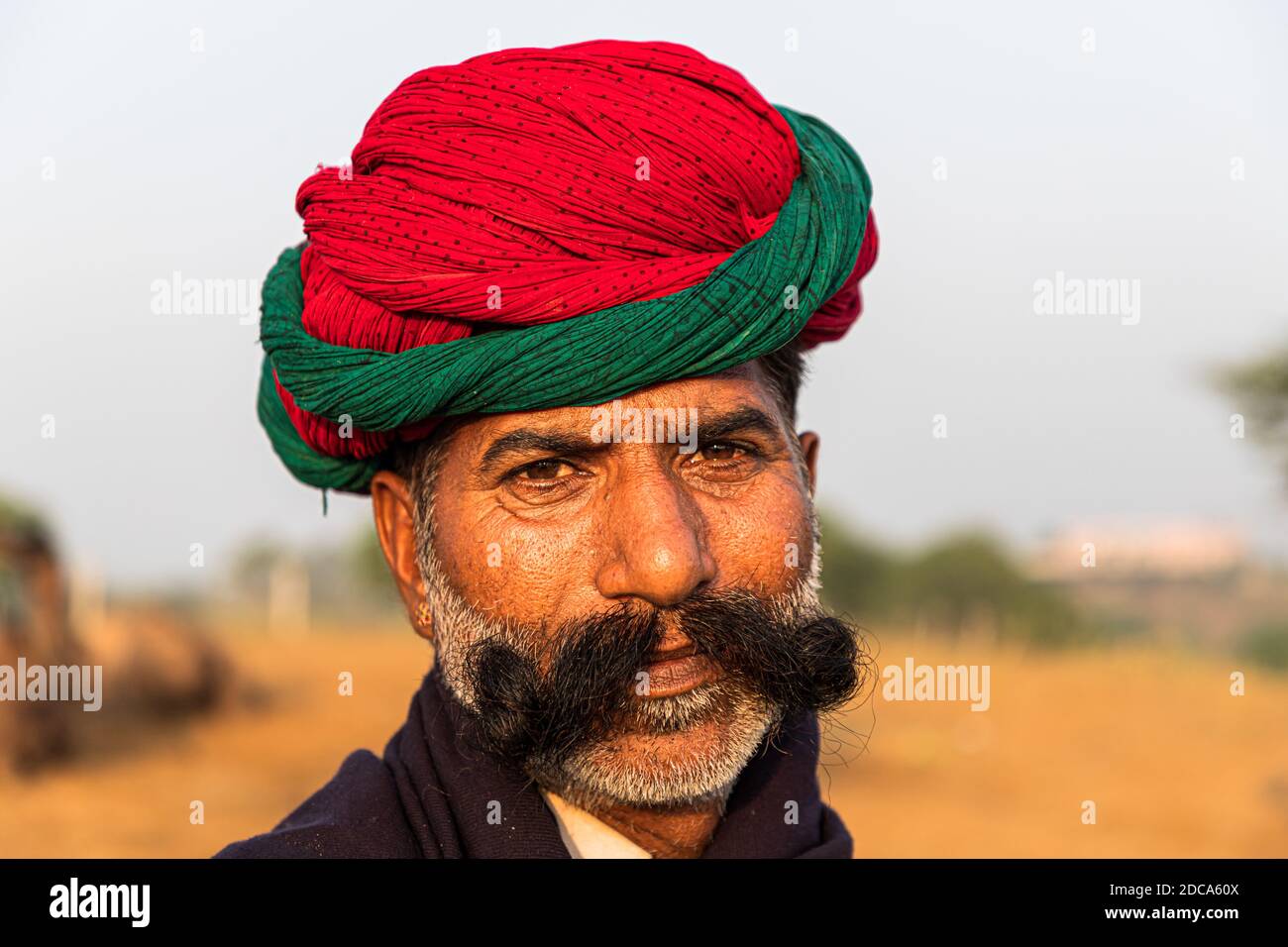 ritratto dell'uomo con turbano rosso, volti di rajasthan. Foto Stock