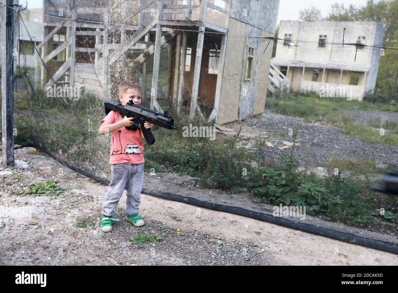 Ritratto di bambino che gioca laser tag in estate Foto Stock