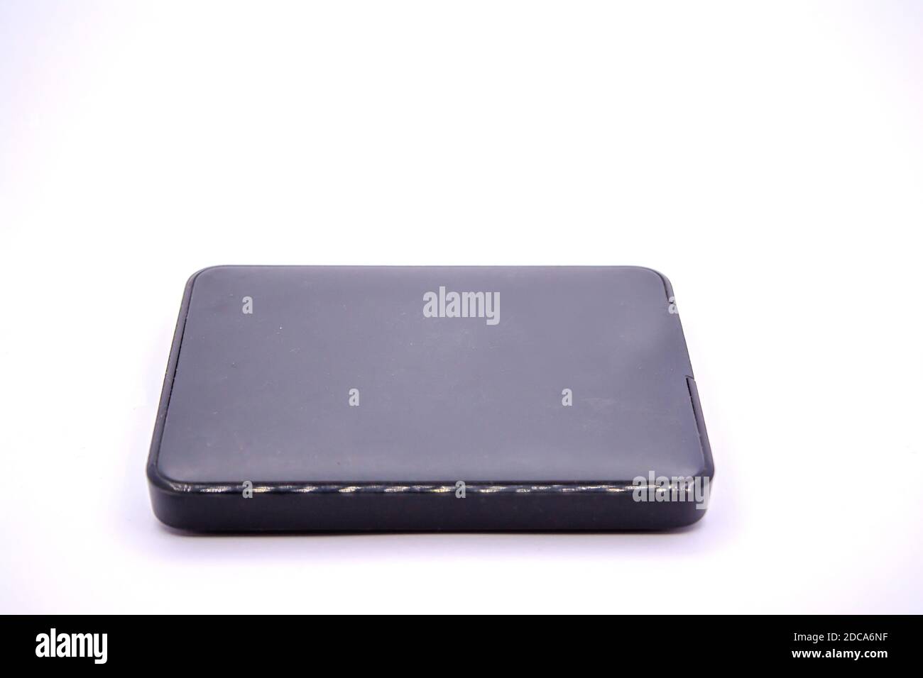 HDD - unità disco rigido esterna portatile grigia isolata su sfondo bianco. Unità disco rigido esterne. Foto Stock