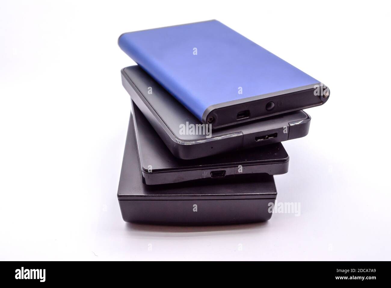 HDD - stack di unità disco rigido portatili isolati su sfondo bianco. Pila di unità disco rigido esterne. Foto Stock