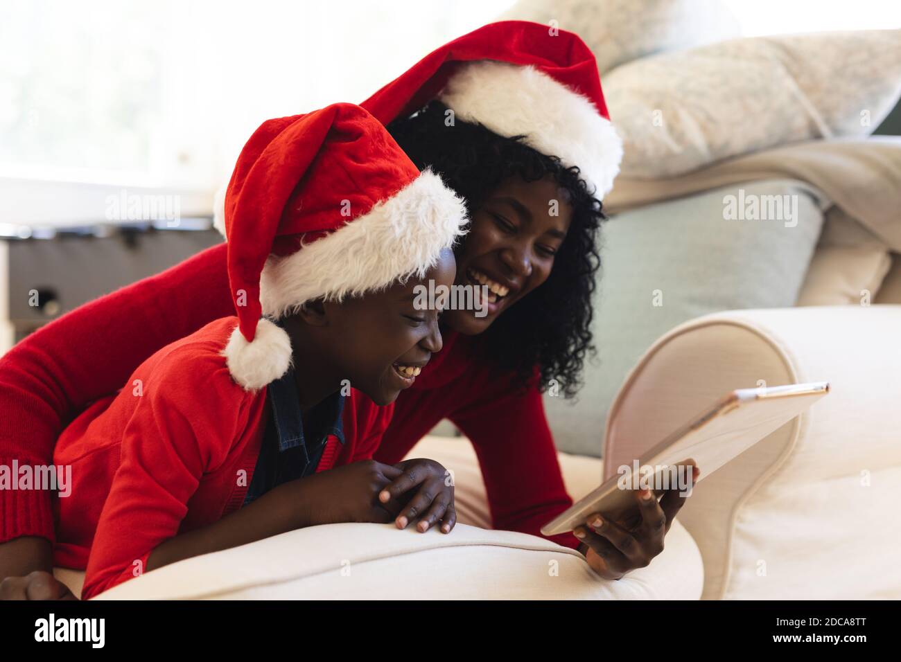 Madre e figlia afro-americana che hanno videochattare su tablet Foto Stock
