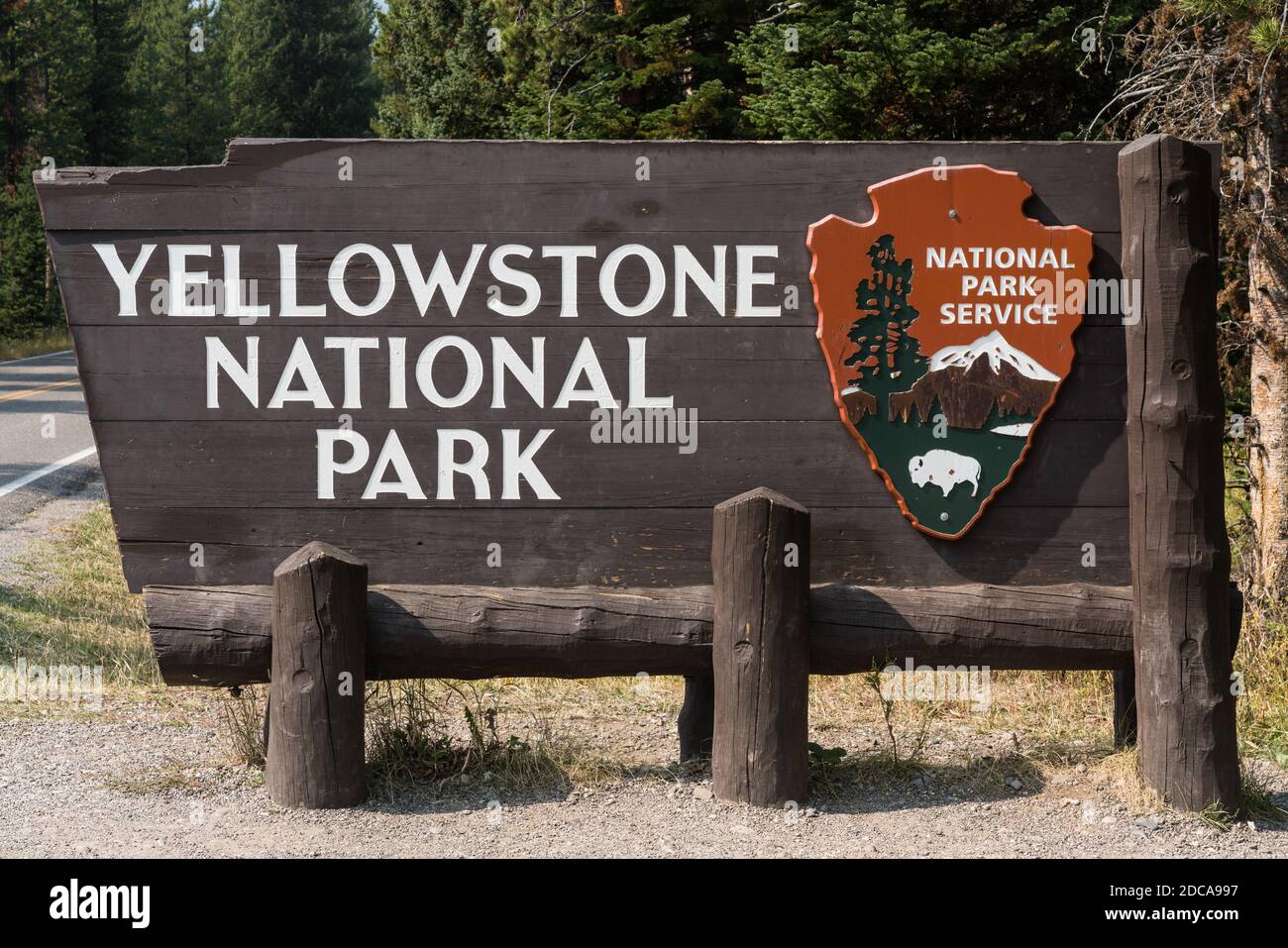 Il cartello d'ingresso in legno per il Parco Nazionale di Yellowstone, USA. Foto Stock