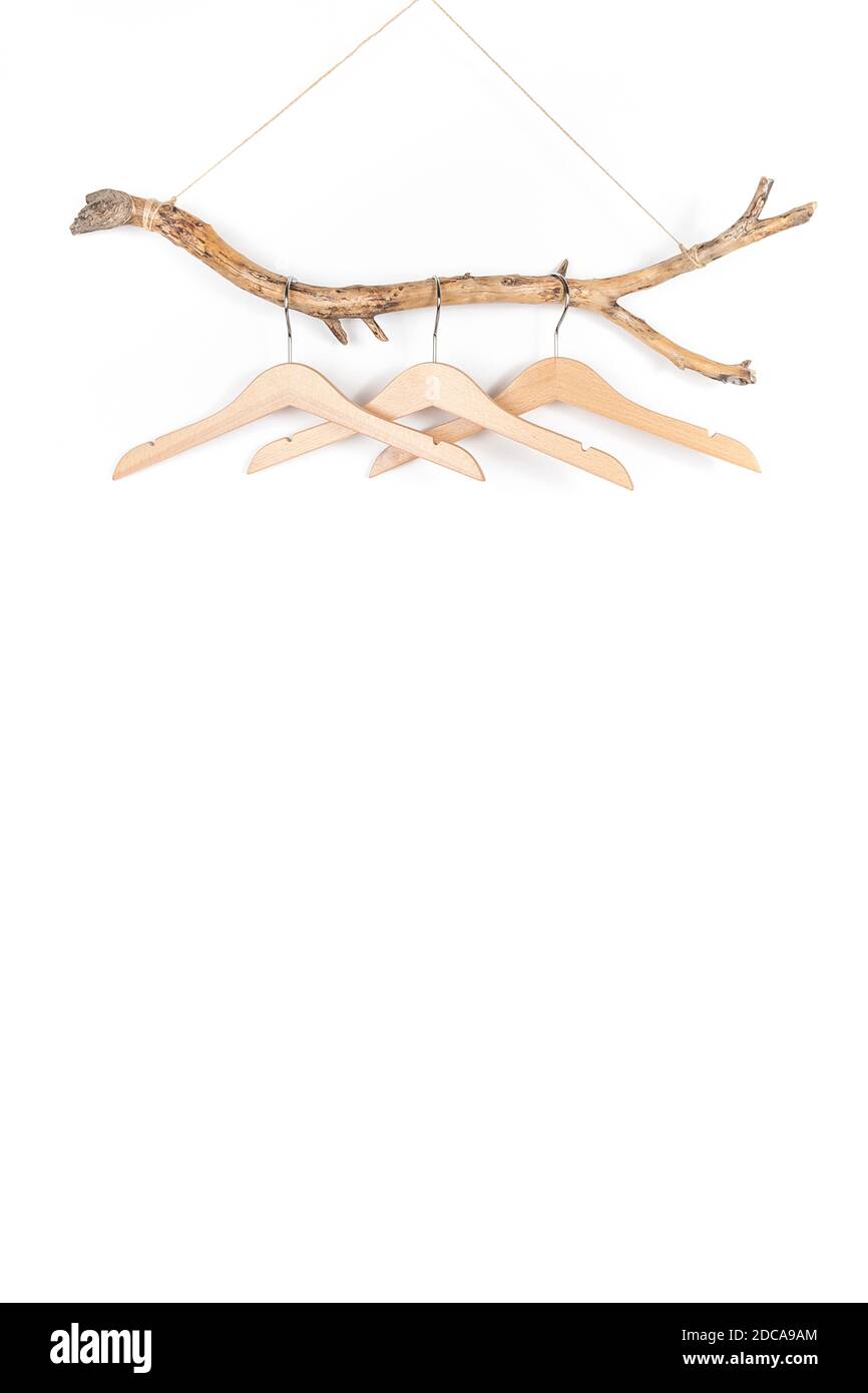 Tre appendiabiti su un bastone di legno spesso, grande design per qualsiasi scopo. Concept Eco-friendly Case o vendita stagione. Vista frontale. Foto Stock