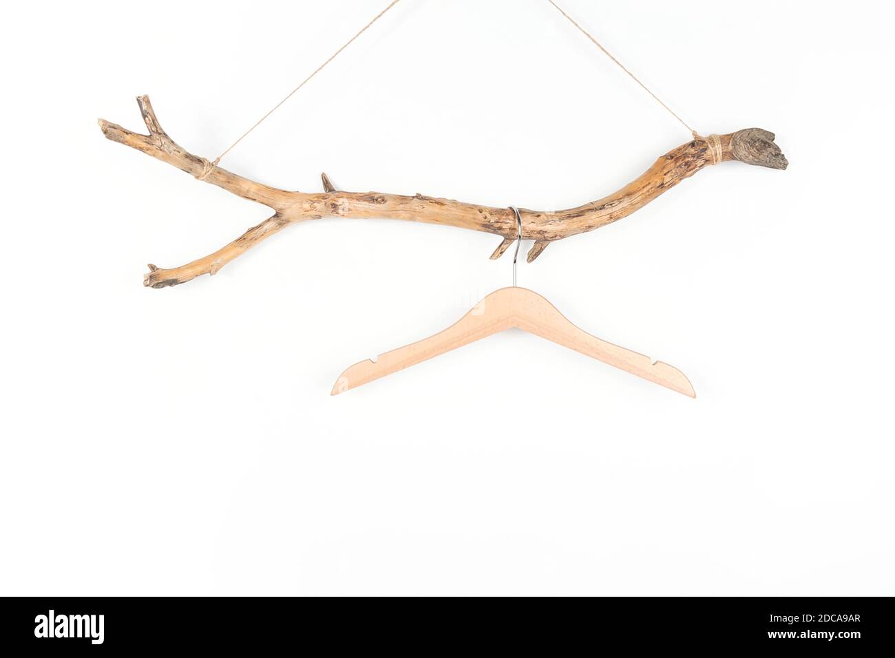 Un appendiabiti su un bastone di legno spesso, grande disegno per tutti gli scopi. Concept Eco-friendly Case o vendita stagione. Vista frontale. Foto Stock