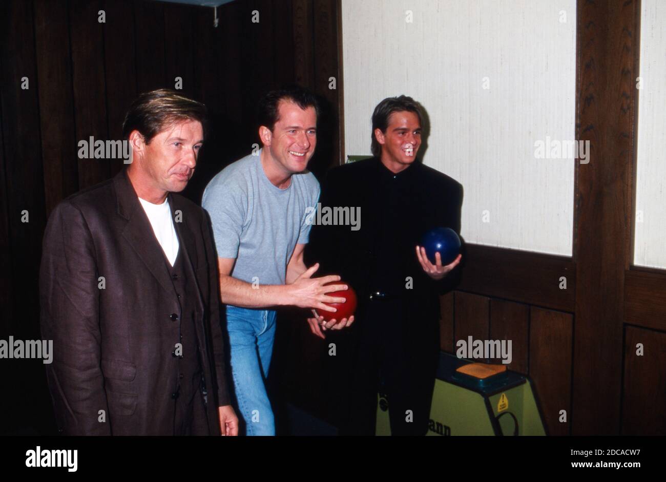 Michael Lesch, Martin Lindow und Sascha Posch auf der Kegelbahn bei den Dreharbeiten zur Serie TV 'der Fahnder' in Köln, Deutschland 1998. Foto Stock