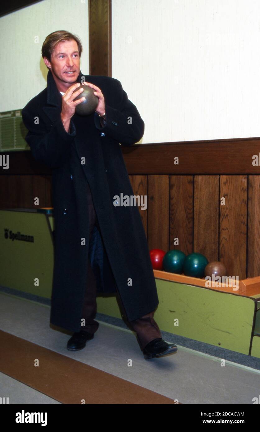 Michael Lesch auf der Kegelbahn bei den Dreharbeiten zur serie TV 'der Fahnder' in Köln, Deutschland 1998. Foto Stock
