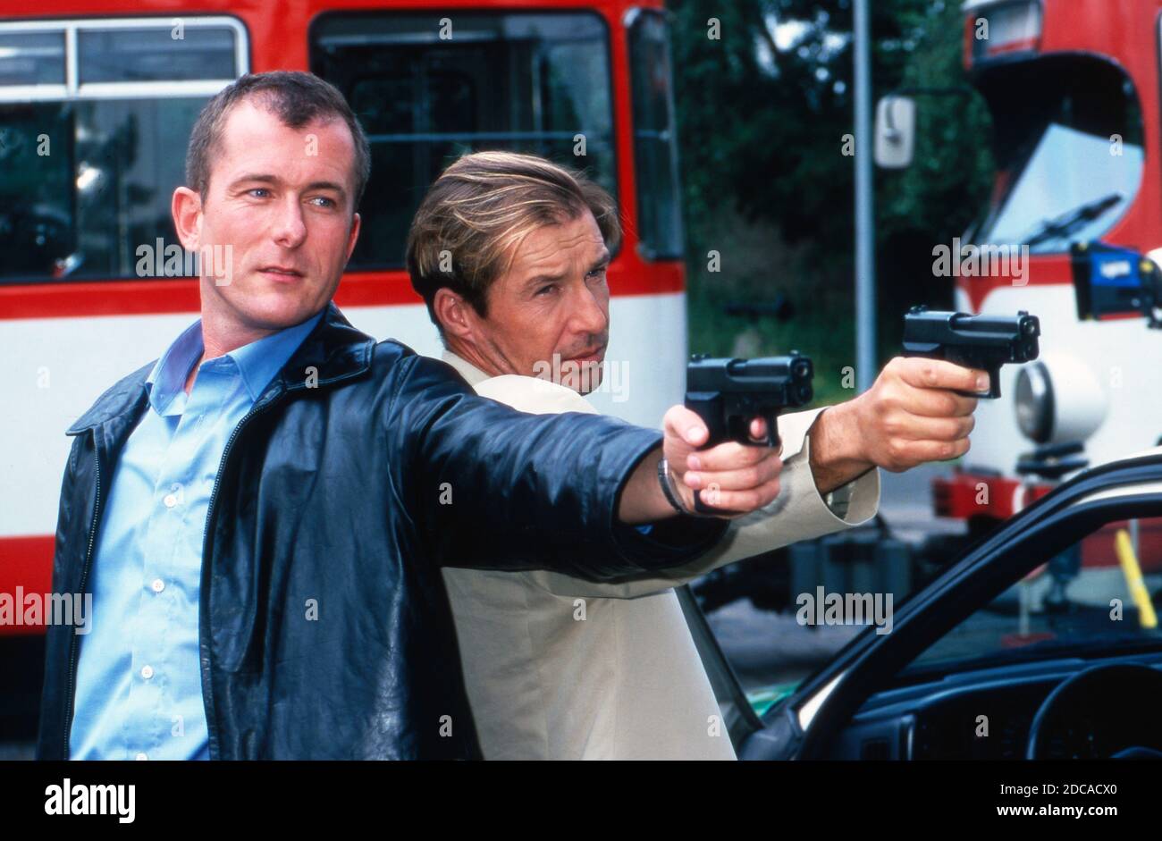 Martin Lindow und Michael Lesch bei den Dreharbeiten zur serie TV 'der Fahnder' in Köln, Deutschland 1998. Foto Stock