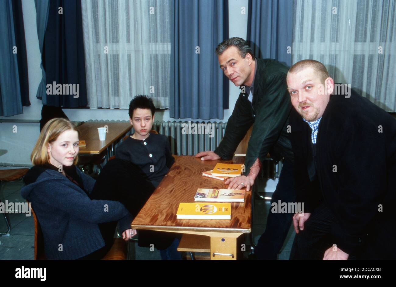 Zwei Schulkinder, Klaus J. Behrendt und Dietmar Bär bei den Dreharbeiten zur 'Tatort'-Folge 'Gewalt in der Schule' in Köln, Deutschland 1998. Foto Stock
