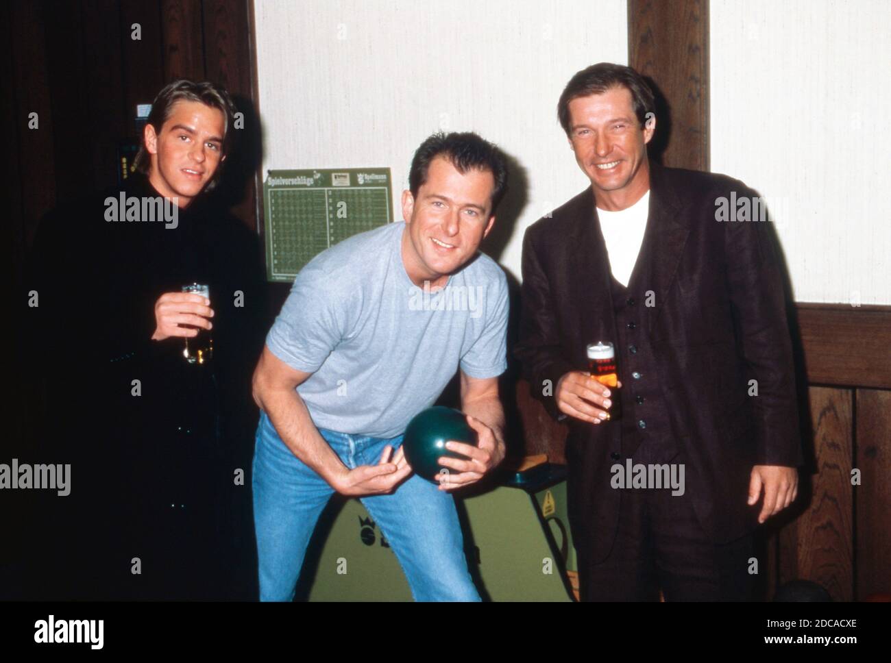 Sascha Posch, Martin Lindow und Michael Lesch auf der Kegelbahn bei den Dreharbeiten zur Serie TV 'der Fahnder' in Köln, Deutschland 1998. Foto Stock