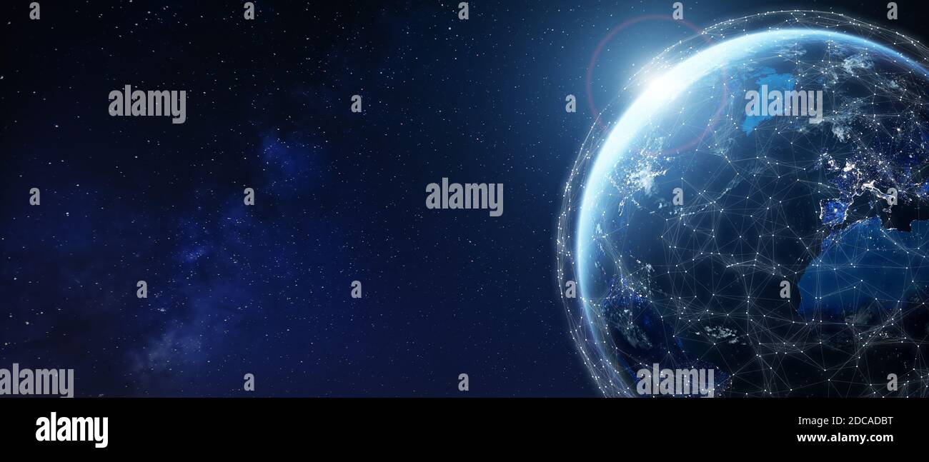 Rete di telecomunicazioni globale in tutto il mondo con connessioni tra data center o satelliti. Pianeta Terra dallo spazio, concetto di connesso Foto Stock