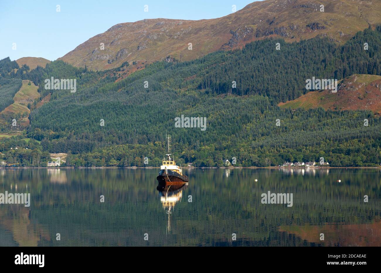Belle riflessioni sul Loch Duich vicino al villaggio di Morvich nelle alture della Scozia. Foto Stock