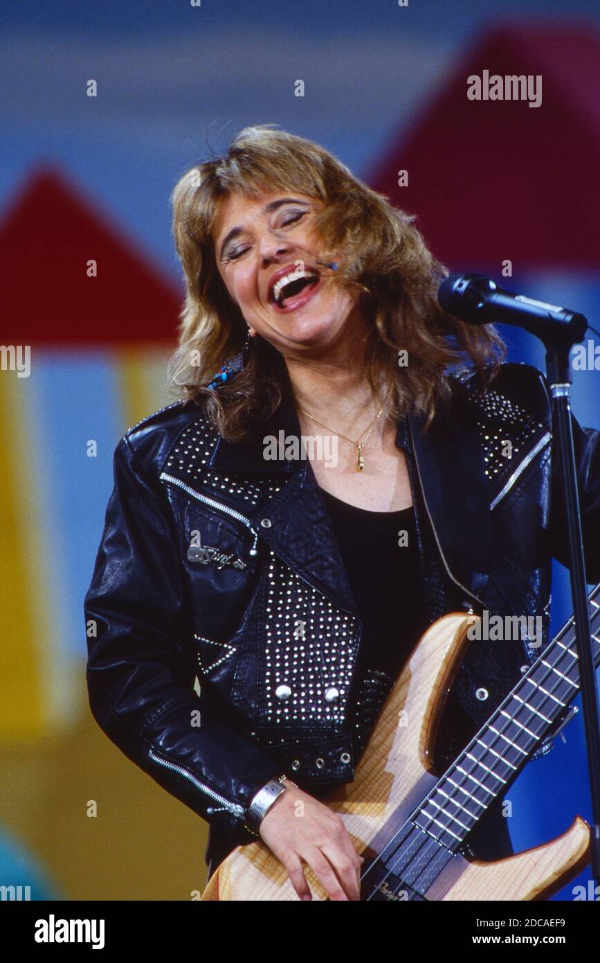 Suzi Quatro, americanische Rockmusikerin, bei einem Auftritt im deutschen Fernsehen, Deutschland 1999. Foto Stock