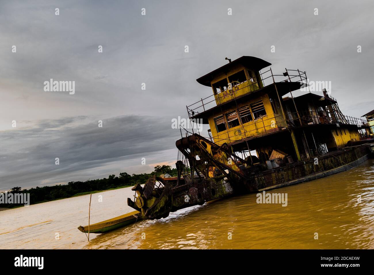 Un vecchio sogno d'oro abbandonato è visto ancorato dalla riva del fiume Atrato a Quibdó, la regione della foresta pluviale del Pacifico della Colombia. Foto Stock