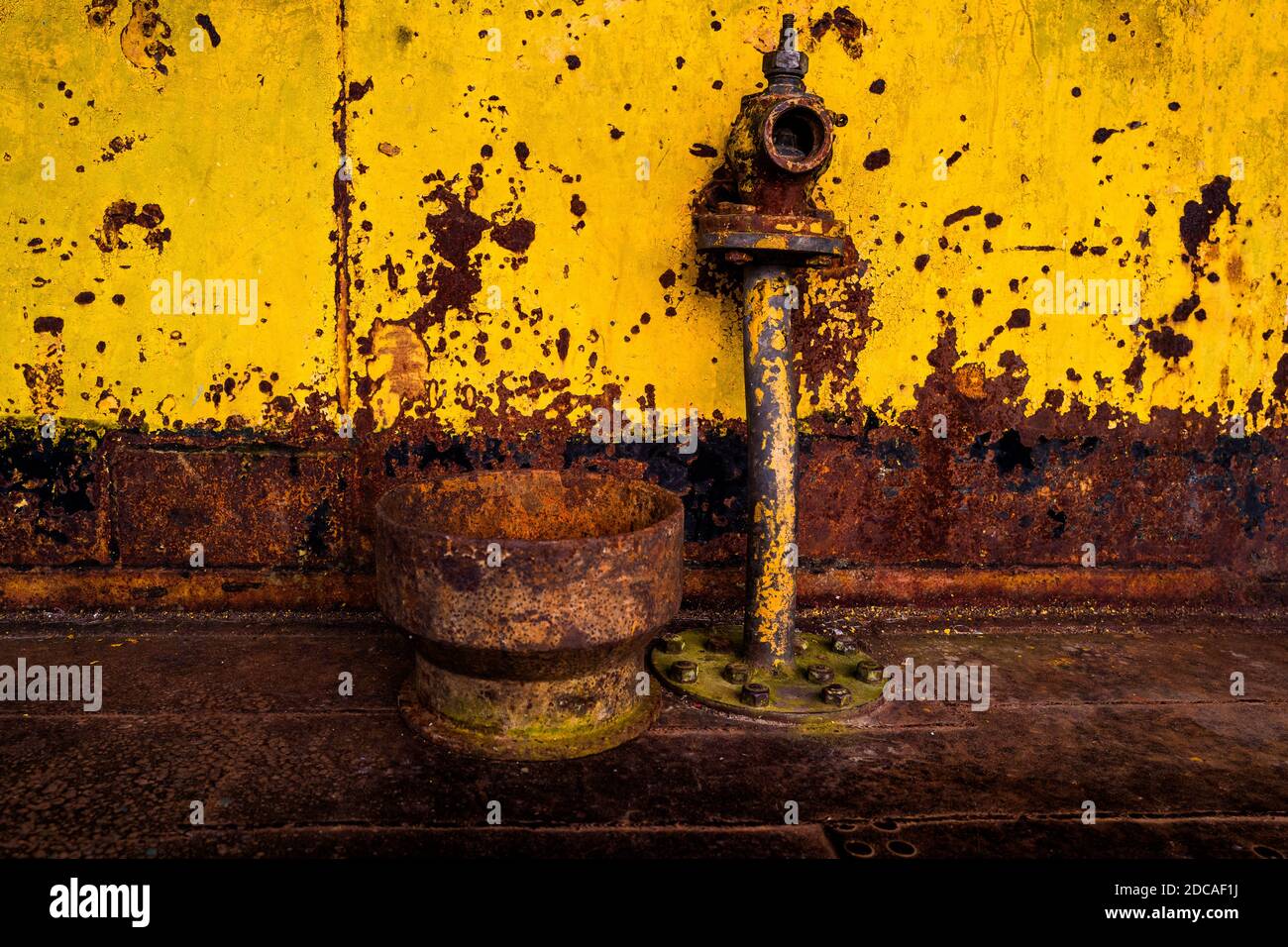 Un tubo corroso dell'acqua è visto sul ponte di un vecchio dreedge d'oro ancorato nel fiume Atrato a Quibdó, Colombia. Foto Stock