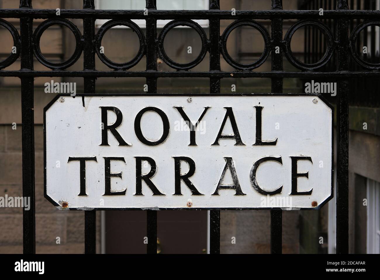 Royal Terrace, cartello con il nome di Edinburgh Street attaccato alle ringhiere Foto Stock