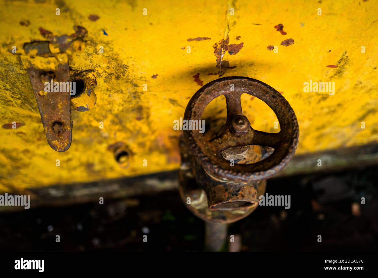 Una valvola corrosa sul tubo dell'acqua è vista sul ponte di un vecchio dreedge d'oro ancorato nel fiume Atrato a Quibdó, Colombia. Foto Stock