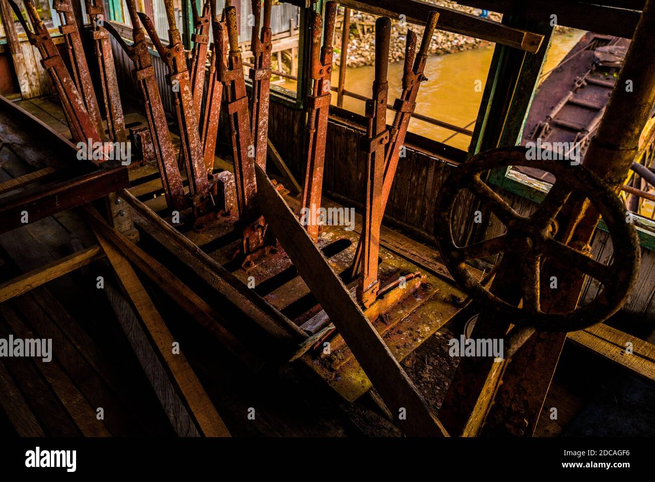 Leve a mano corrose sono visibili all'interno di una sala di controllo di un vecchio dreedge d'oro ancorato al fiume Atrato a Quibdó, Colombia. Foto Stock