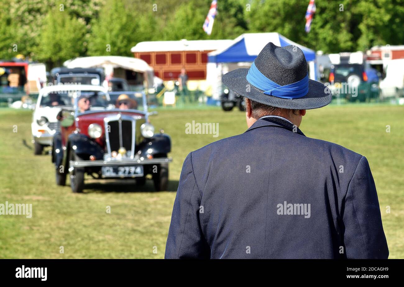 Uomo che guarda l'auto d'epoca Foto Stock