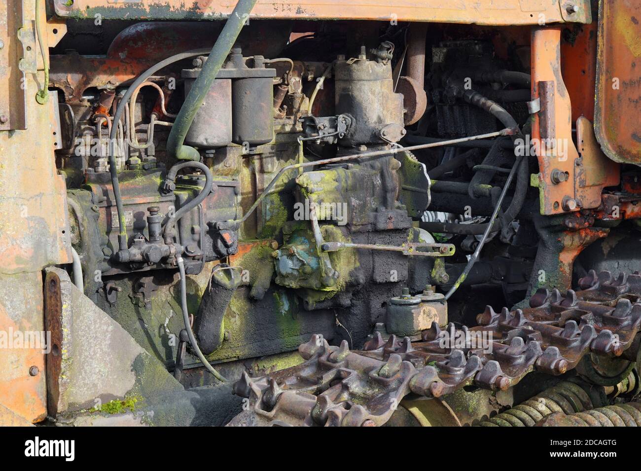 Motore diesel sporco oliato da un vecchio potente cingolato d'epoca trattore Foto Stock