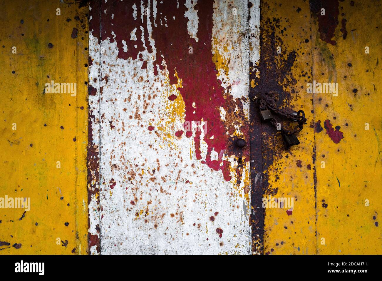 Una porta corrosa in una sala macchine è vista sul ponte di un vecchio dreedge d'oro ancorato nel fiume Atrato a Quibdó, Colombia. Foto Stock
