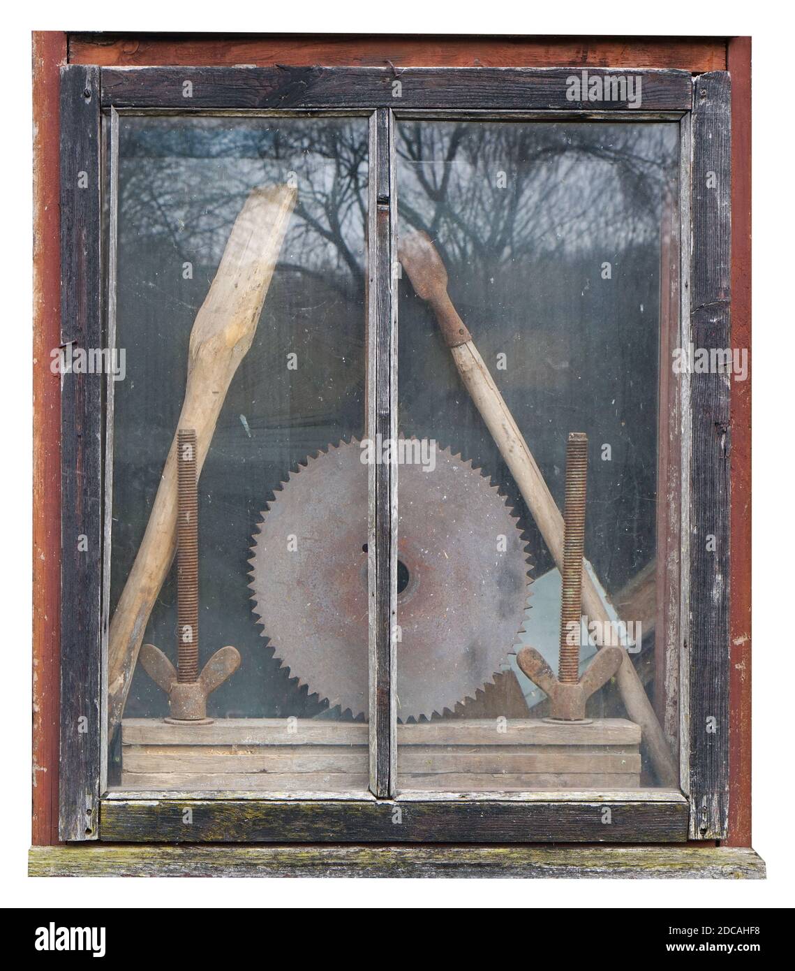 La finestra del vecchio fienile villaggio rovinato. Isolato su bianco Foto Stock