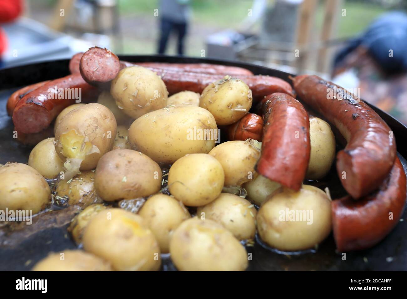 Patate fritte con salsicce in una padella Foto Stock