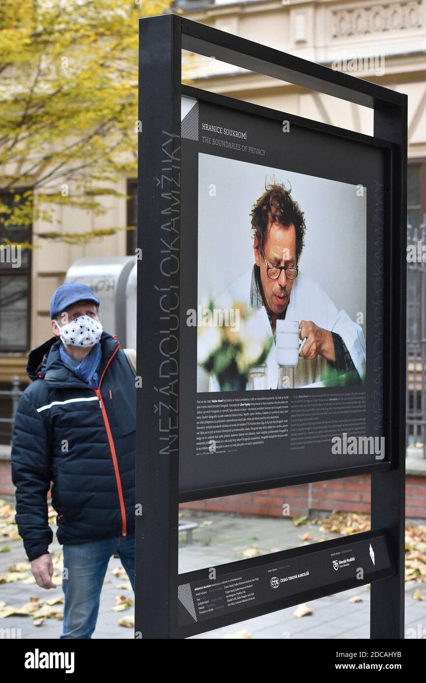 Brno, Repubblica Ceca. 19 Nov 2020. La mostra 'momenti indesiderabili' che esplora il tema della manipolazione e della censura nel fotogiornalismo che CTK mette in evidenza il fenomeno della manipolazione fotografica a Brno, Repubblica Ceca, 19 novembre 2020. Credit: Vaclav Salek/CTK Photo/Alamy Live News Foto Stock