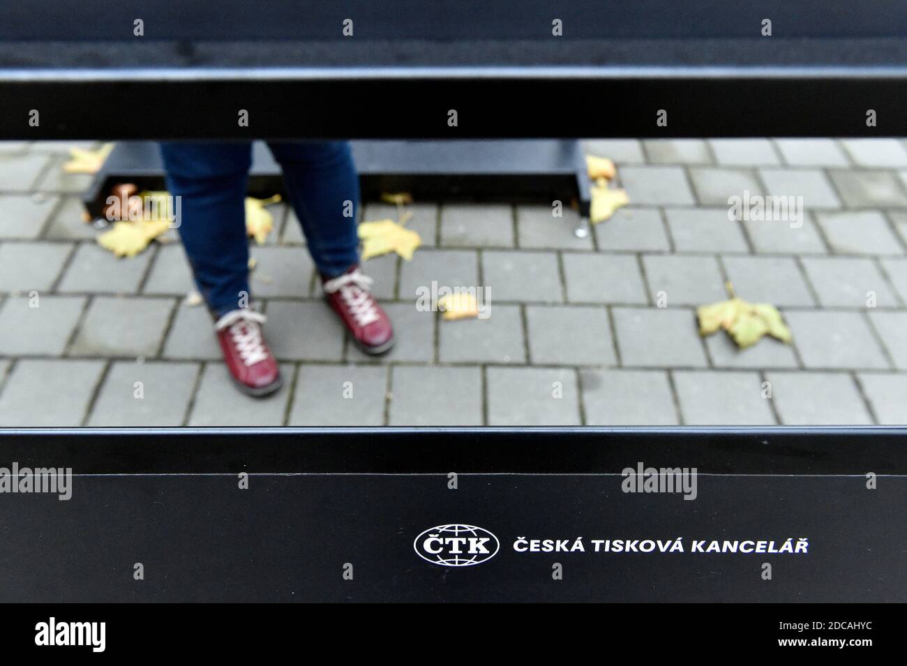 Brno, Repubblica Ceca. 19 Nov 2020. La mostra 'momenti indesiderabili' che esplora il tema della manipolazione e della censura nel fotogiornalismo che CTK mette in evidenza il fenomeno della manipolazione fotografica a Brno, Repubblica Ceca, 19 novembre 2020. Credit: Vaclav Salek/CTK Photo/Alamy Live News Foto Stock