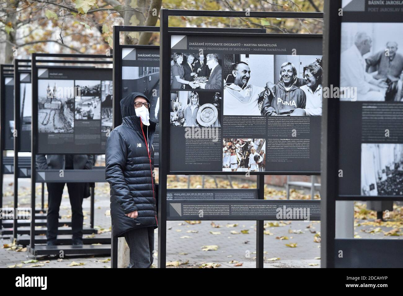 Brno, Repubblica Ceca. 19 Nov 2020. La mostra 'momenti indesiderabili' che esplora il tema della manipolazione e della censura nel fotogiornalismo che CTK mette in evidenza il fenomeno della manipolazione fotografica a Brno, Repubblica Ceca, 19 novembre 2020. Credit: Vaclav Salek/CTK Photo/Alamy Live News Foto Stock