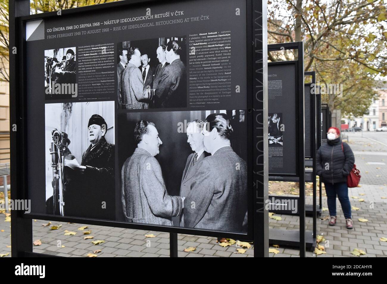 Brno, Repubblica Ceca. 19 Nov 2020. La mostra 'momenti indesiderabili' che esplora il tema della manipolazione e della censura nel fotogiornalismo che CTK mette in evidenza il fenomeno della manipolazione fotografica a Brno, Repubblica Ceca, 19 novembre 2020. Credit: Vaclav Salek/CTK Photo/Alamy Live News Foto Stock
