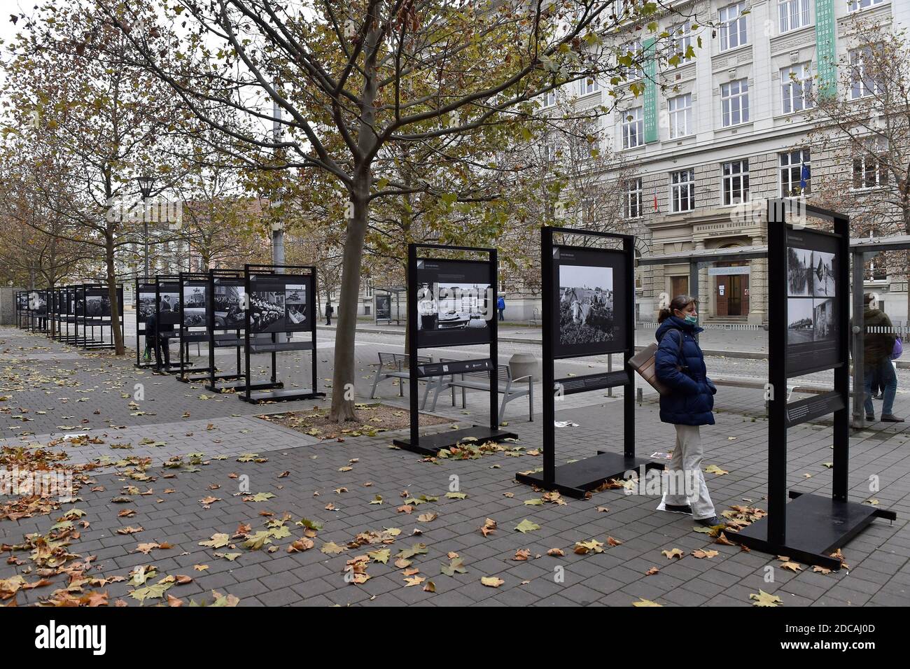 Brno, Repubblica Ceca. 19 Nov 2020. La mostra 'momenti indesiderabili' che esplora il tema della manipolazione e della censura nel fotogiornalismo che CTK mette in evidenza il fenomeno della manipolazione fotografica a Brno, Repubblica Ceca, 19 novembre 2020. Credit: Vaclav Salek/CTK Photo/Alamy Live News Foto Stock